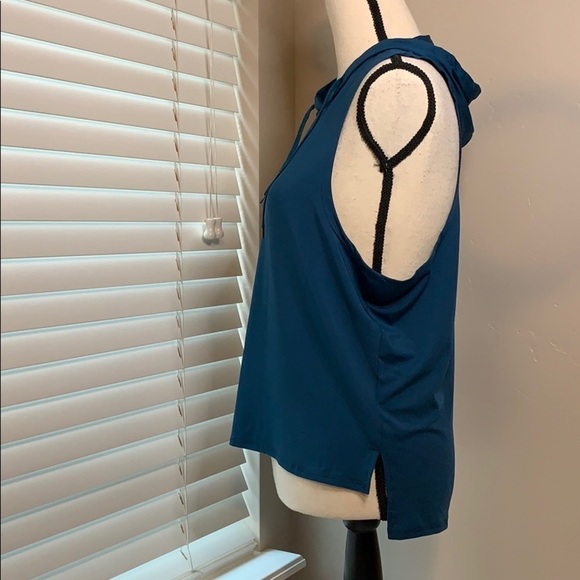 Regna Lightweight Sleeveless Hoodie Split HiLow - Picture 3 of 5